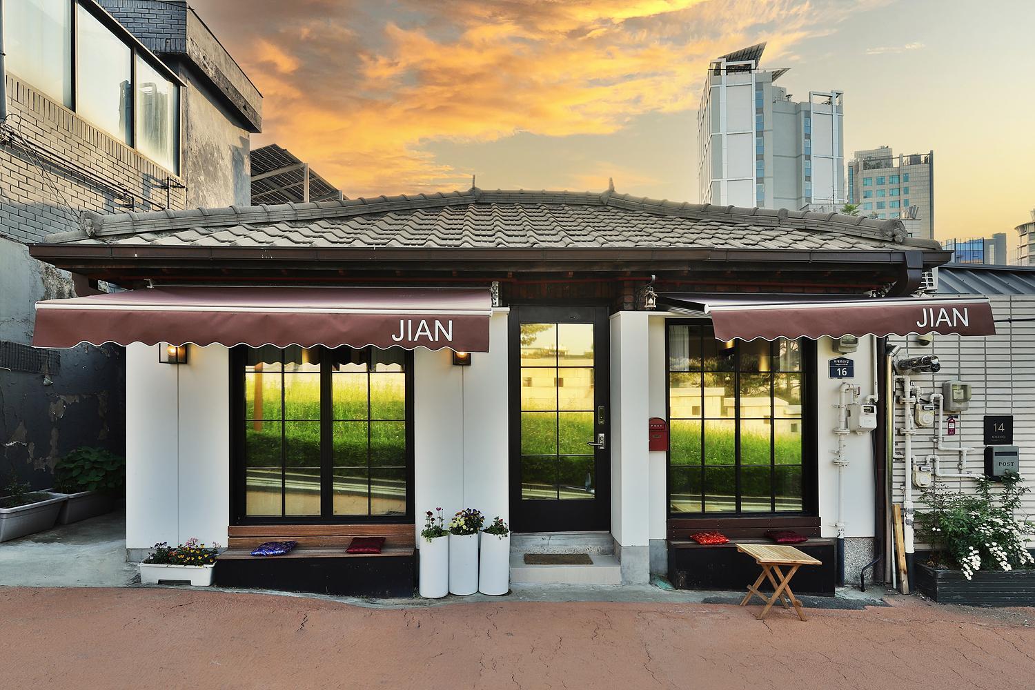 Jian Hanok *